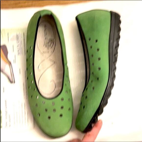waldlaufer Shoes - WALDLAUFER GREEN FLATS.  NEW.